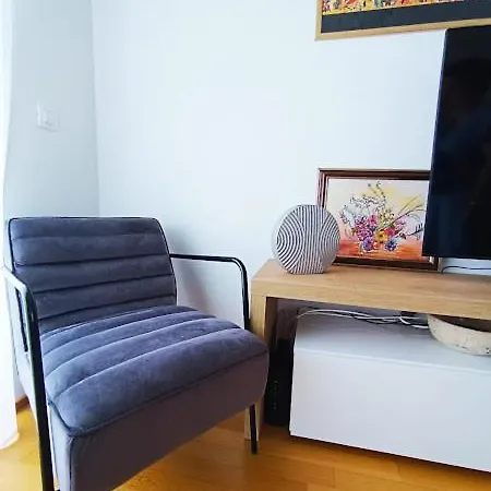 Teal Apartment-free Garage Parking * زادار