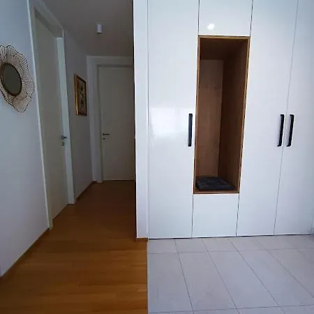 Teal Apartment-free Garage Parking Apartment